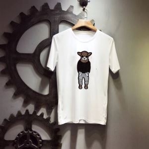 フェンディ ｔシャツ コーデ 遊び心を出す着こなしを楽しめるアイテム コピー FENDI 大好評 黒白２色可選 日常 最低価格