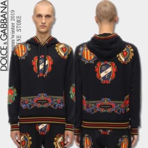 Dolce & Gabbana メンズ パーカー 秋冬のオシャレを楽しめるアイテム ドルチェ 長袖 コピー ブラック プリント お手頃な価格