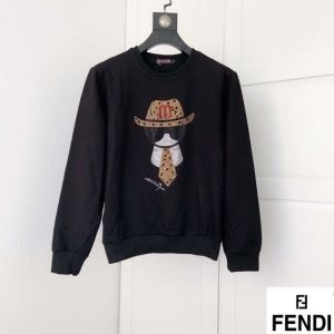 FENDI メンズ パーカー シンプル着こなしをオシャレに仕上げるアイテム フェンディ コピー カーリト ブラック プリント 最低価格