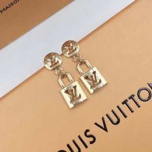 気品ある大人らしいコーデに Louis Vuitton レデ...