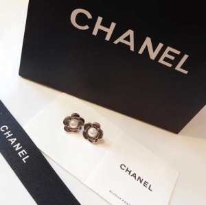 CHANEL ピアス レディース シンプルな美しさを演出 シ...