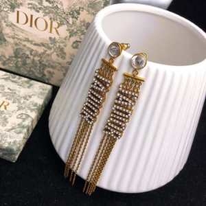 ディオール イヤリング レディース ユニークな美しさで魅せられたコレクション Dior コピー ゴールド ロゴ 日常 コーデ お買い得