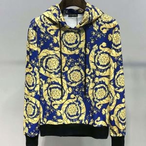 秋冬ヒット必至の新作アウターをご紹介 2019年秋冬コレクションを展開中 ヴェルサーチVERSACE パーカー