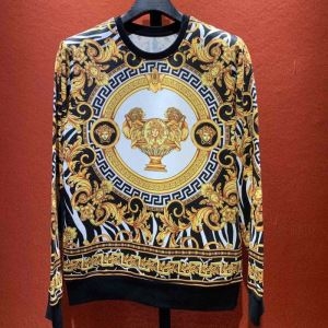 プルオーバーパーカー ヴェルサーチVERSACE 今年に入り...