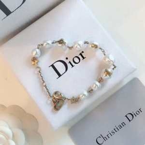 DIOR レディース ブレスレット 日常的な着こなしを格上げ 激安 ディオール スーパーコピー コピー パール コーデ 完売必至