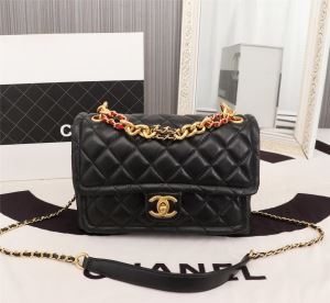 オシャレな人に向けの秋冬新作 シャネル CHANEL 斜め掛...