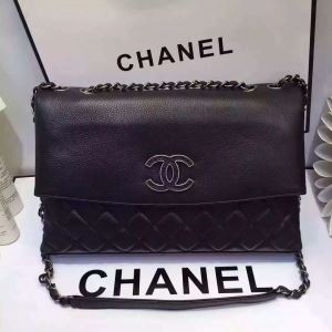 新生活をフレッシュに彩る2019秋冬新作 冬の定番、今年はこう着る シャネル CHANEL 斜め掛けバッグ