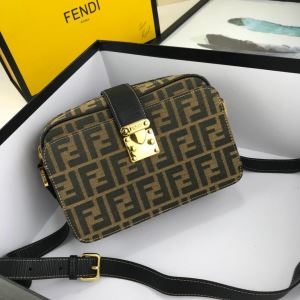 斜め掛けバッグ フェンディ FENDI 新生活をフレッシュに彩る2019秋冬新作 冬の定番、今年はこう着る