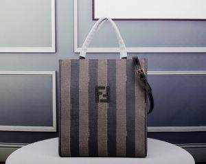 瞬く間に当店でも注目の人気秋冬新作 フェンディ FENDI ...