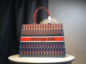 2019年秋冬コレクションを展開中 今回は秋冬の定番、これをチェック ディオール DIOR ハンドバッグ