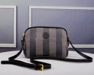 フェンディ FENDI 斜め掛けバッグ お手頃で人気上昇中秋冬新作 新生活をフレッシュに彩る2019秋冬新作