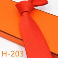 2019-20秋冬トレンドファッション エルメス秋の装いをフレッシュに彩ってくれる予感 HERMES ネクタイ