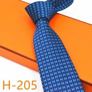 エルメス秋冬を力強くバックアップしてくれる  HERMES ネクタイ 気になる2019年秋のファッション