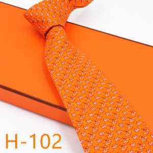 秋らしいモード感たっぷりの一枚 エルメス HERMES ネク...