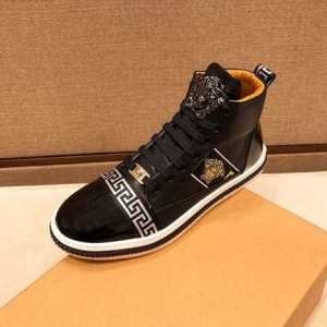 ヴェルサーチ スニーカー メンズ 秋冬スタイルをよりて素敵に VERSACE コピー PALAZZO HIGH-TOPS WITH GRECA 黒 通勤通学 セール