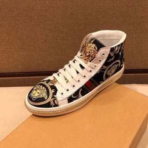 カジュアルで前衛なデザインが魅力 VERSACE スニーカー メンズ ヴェルサーチ 靴 評判 コピー ブラック プリント おしゃれ 格安