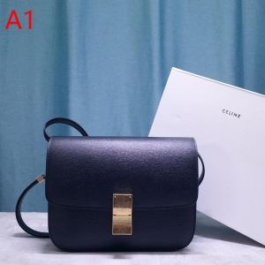 この秋発売した新作を取り入れる セリーヌCELINE 斜め掛...