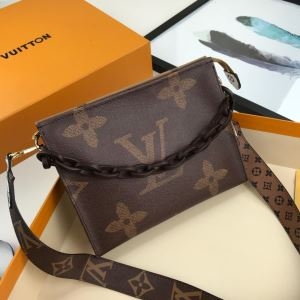 この秋発売した新作を取り入れる 2019年秋冬コレクションを展開中 ルイ ヴィトン LOUIS VUITTON 斜め掛けバッグ