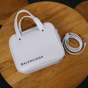 ショルダーバッグ バレンシアガ メンズ シンプルさを増やす新作 BALENCIAGA コピー 黒白２色 日常 お買い得 513995C8K021000