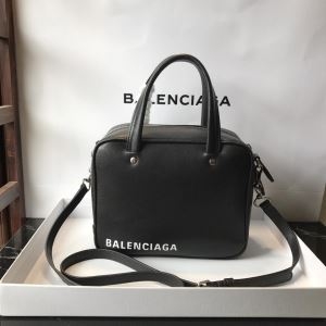 バレンシアガ ショルダーバッグ 黒 ナチュラルな雰囲気を醸し出すアイテム メンズ BALENCIAGA コピー デイリー コーデ セール