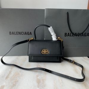 バレンシアガ ショルダーバッグ レディース フェミニンな印象が魅力 BALENCIAGA スーパーコピー ロゴ ３色可選 おすすめ 安い