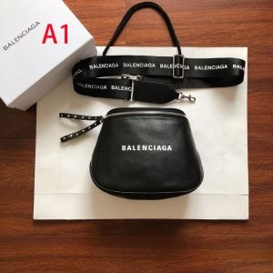 BALENCIAGA ショルダーバッグ メンズ シンプルさ満...