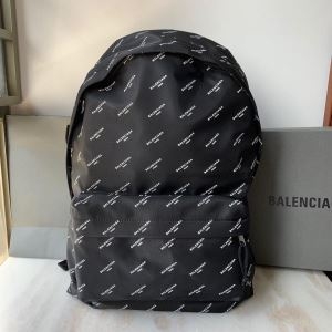 バレンシアガ リュック コーデ 大人っぽいコーデに大活躍 メンズ BALENCIAGA コピー ブラック ロゴ モノグラム おしゃれ 格安