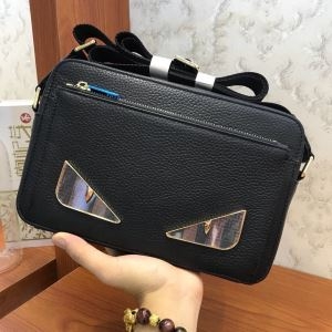 Bag Bugs フェンディ ショルダーバッグ メンズ 秋冬スタイリングを素敵に FENDI コピー ブラック ストリート コーデ おすすめ 完売必至