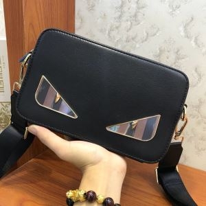 FENDI メンズ ショルダーバッグ コーデをナチュラルに映るアイテム フェンディ スーパーコピー ブラック ストリート おしゃれ 激安