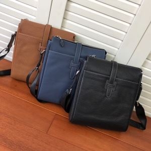 HERMES ショルダーバッグ メンズ 華奢感あるコーデに仕...