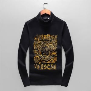 長袖Tシャツ ヴェルサーチ VERSACE  都会的な雰囲気...