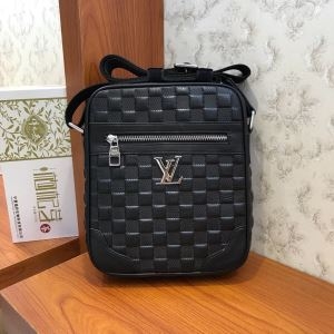 ルイヴィトン ショルダーバッグ コーデ 最新のトレンドの主役となる限定品 メンズ Louis Vuitton コピー ブラック ダミエ 安い