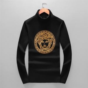 ヴェルサーチ VERSACE 長袖Tシャツ  個性を主張する...