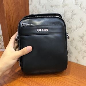 ショルダーバッグ PRADA きちんと感ある上品なコーデに 限定品 プラダ メンズ バッグ コピー ブラック レザー 通勤通学 セール