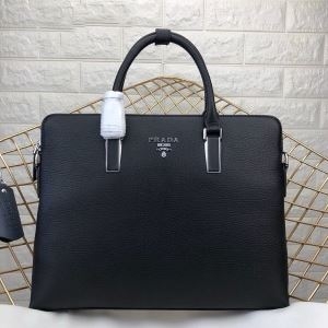 ビジネスバッグ メンズ PRADA 大人っぽい印象に導いてく...