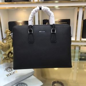 ビジネスバッグ メンズ PRADA ナチュラルな雰囲気に 2019限定 プラダ コピー 激安 ブラック ロゴ オフィス 着こなし 最低価格