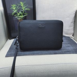 クラッチバッグ PRADA メンズ 洗練された気品を見せてくれるアイテム プラダ バッグ コピー ブラック 大容量 ブランド 完売必至