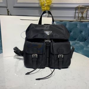 PRADA バックパック メンズ 落ち着きある秋冬の雰囲気に プラダ コピー 激安 ブラック デイリー 相性抜群 限定品 品質保証