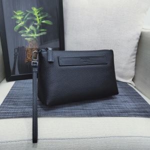 プラダ クラッチバッグ メンズ こなれな印象を伝えてくれるアイテム PRADA コピー ブラック ストリート コーデ 通勤通学 最高品質