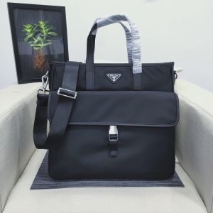 プラダ ビジネスバッグ コピー トレンディな外見で大歓迎 2019新品 メンズ PRADA ブラック 通勤 おすすめ ロゴ 相性抜群 安価