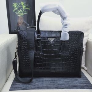 プラダ ビジネスバッグ コピー 秋冬旬な着こなしに合わせやすい限定品 メンズ PRADA ブラック レザー デイリー コーデ 最高品質