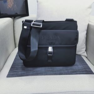 大人ライクな雰囲気を醸し出すモデル プラダ ショルダーバッグ 人気 メンズ PRADA コピー ブラック オフィス ロゴ入り 通販 セール