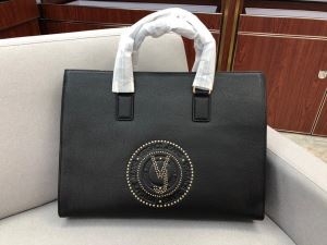 トートバッグ メンズ VERSACE こなれなコーデに仕上げ...