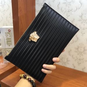 ヴェルサーチ クラッチバッグ サイズ 印象深いコーデに仕上げる限定品 VERSACE メンズ スーパーコピー ロゴ入り ブランド セール