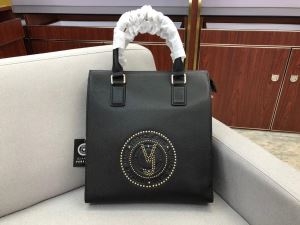 ヴェルサーチ トートバッグ メンズ 大人らしいトレンド感いっぱい 限定品 VERSACE コピー ブラック ロゴ入り 通勤通学 品質保証