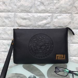 VERSACE クラッチバッグ 大人らしく魅力的に仕上げる新...