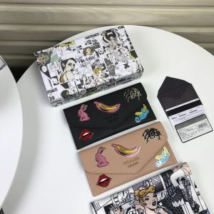 プラダ この秋冬新作もぜひ忘れずにチェック PRADA 2019年秋冬人気新作の速報 財布/ウォレット 2色可選 モード上級者は知っておきたい秋冬新作