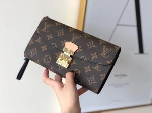 LOUIS VUITTON この真冬の大問題に応える新作 ル...