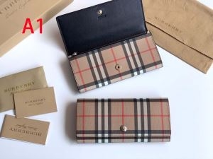 バーバリー 堂々の1位はギフトも大人気の秋冬新作 BURBERRY冬の定番、今年はこう着る 財布/ウォレット 今年の秋冬に新鮮な表情に