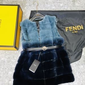 凛とした冬の空気に映える新作 　フェンディ 季節に合わせて秋冬トレンド  FENDI　スカート この秋冬のためにオシャレな人に向けて